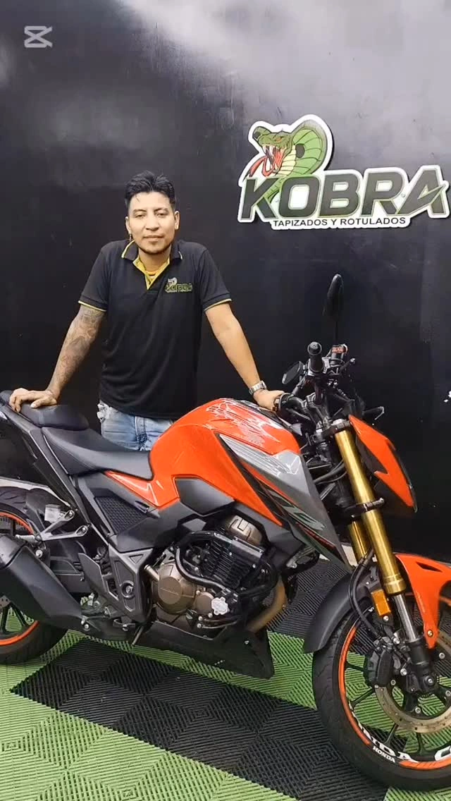 Equipo Kobra presentando una moto personalizada