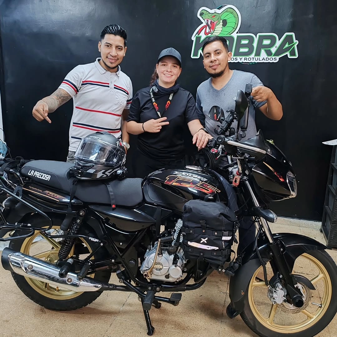 Entrega de una moto nueva con clientes de Kobra Motos