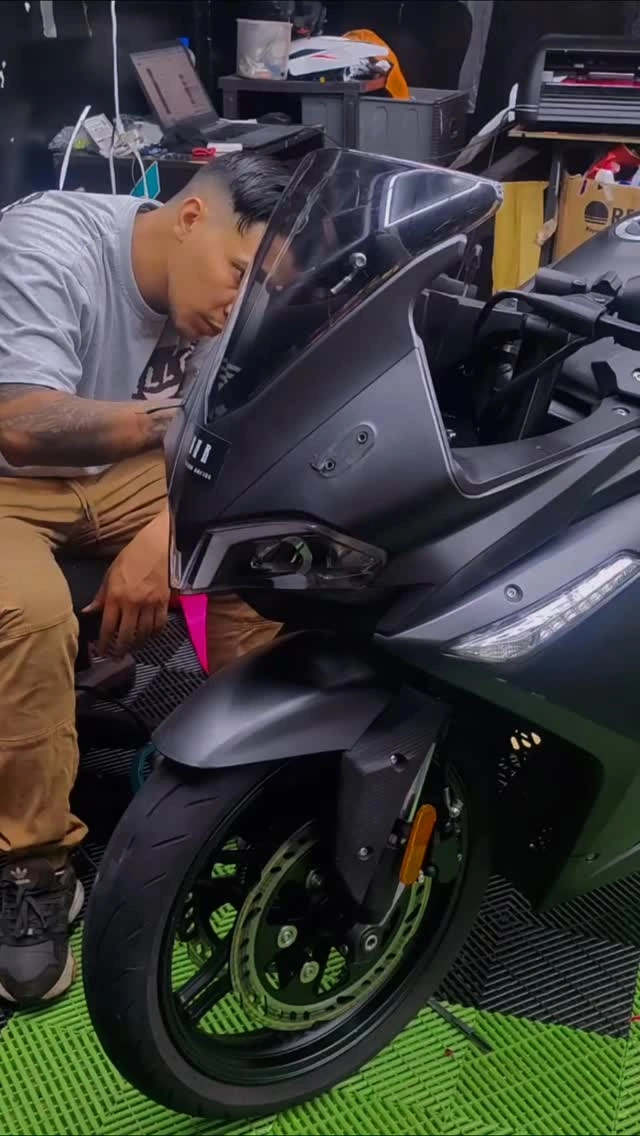 Mecánico de Kobra trabajando en una moto