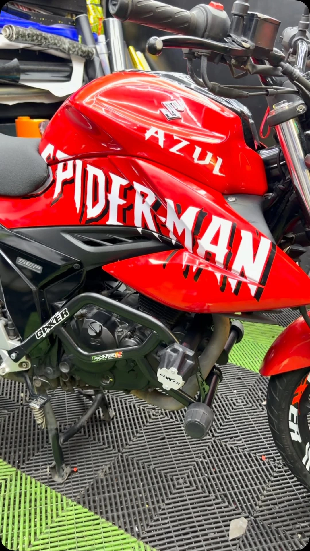Suzuki Gixxer con wrap personalizado de Spider-Man