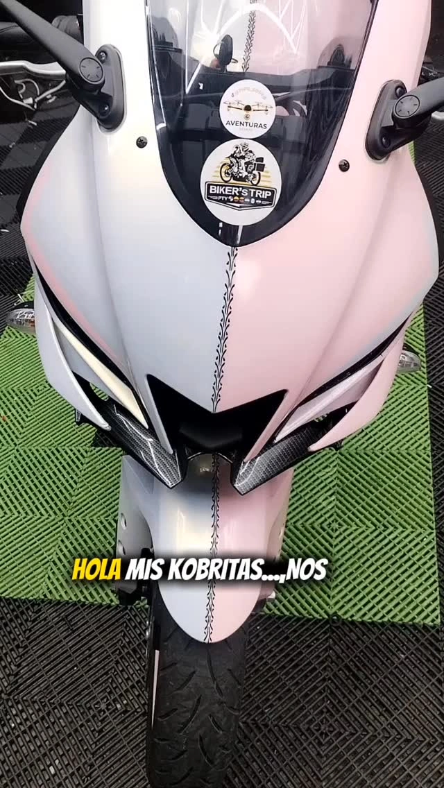 Moto deportiva con wrap rosa bicolor