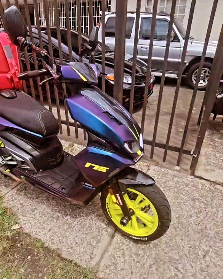 Scooter con wrap camaleón y rines neón